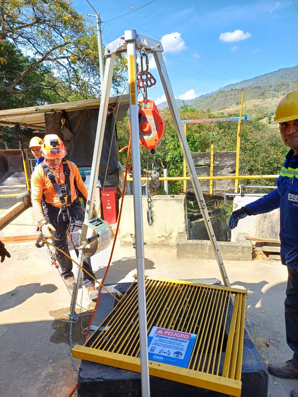 Imagenes de pero0nas alistando los elementos de protección para espacios confinados Imagenes de pero0nas alistando los elementos de protección para espacios confinados